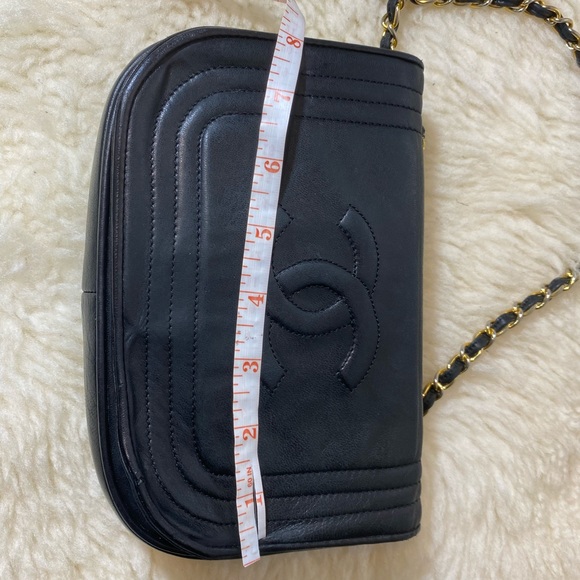 Chanel mini bag the flap in front is deformed that’s the main big flaw authentic - Picture 3 of 14